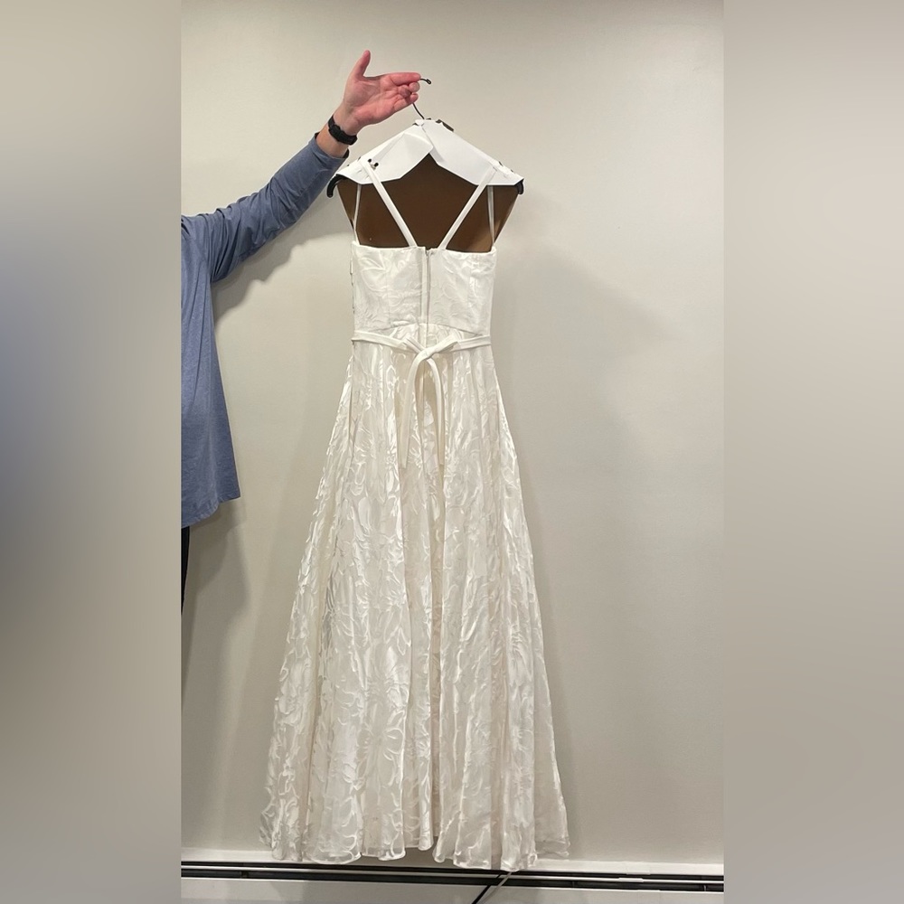 Beautiful ivory wedding gown - Picture 3 of 11